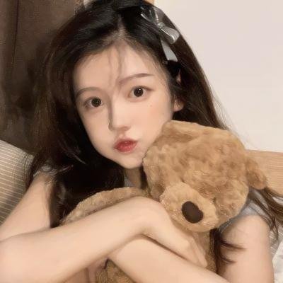 她从火光中走来